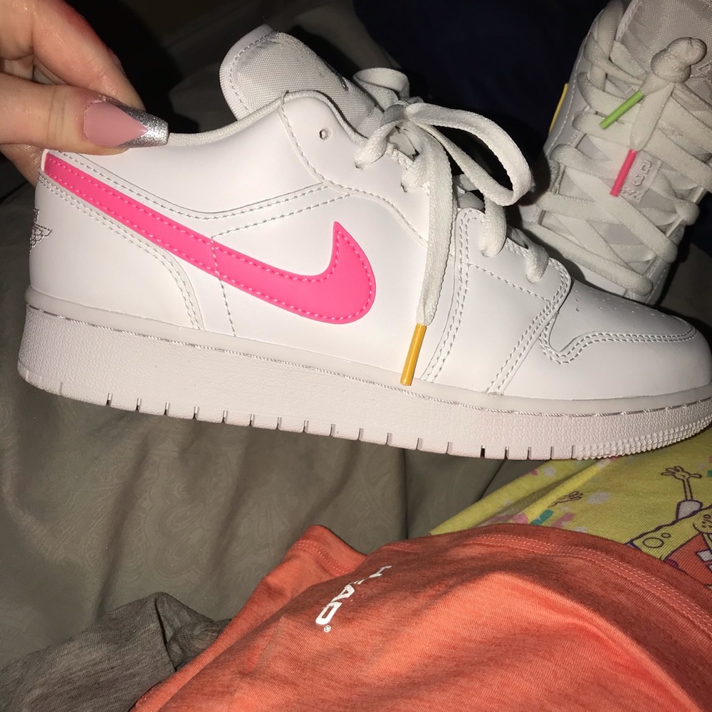 Multicolor swoosh Nike 7.5 in women’s